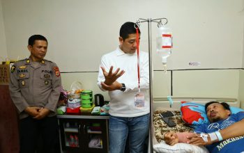 Kapolrestabes Makassar Besuk Anggota yang Patah Tangan Saat Melaksanakan Tugas