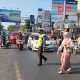 Bantu Warga Menyeberang, Satlantas Polsek Rappocini Hadir Berikan Pelayanan di Jalan