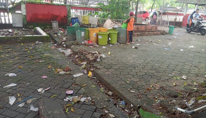 Orang Tua Siswa Keluhkan Pekarangan SD Negeri Daya 1 Dipenuhi Sampah