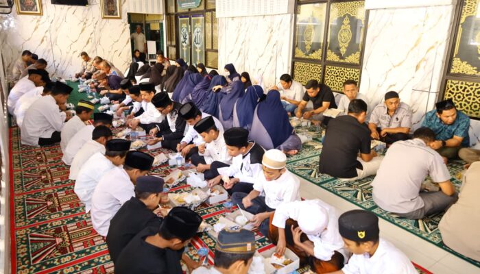 Kapolrestabes Makassar Doa dan Makan Siang Bersama Anak Panti di Masjid Al Ikhlas